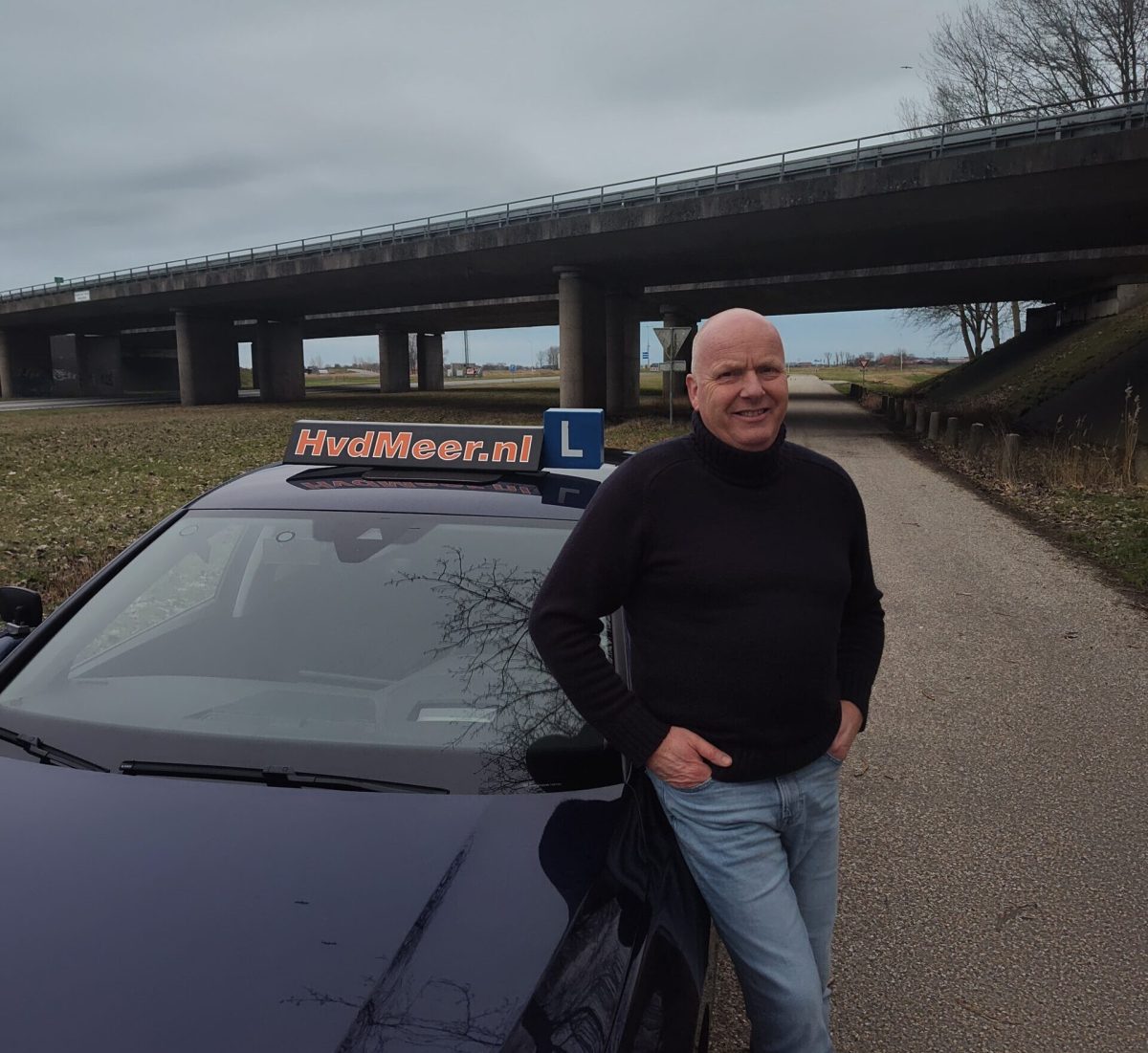 Harry v/d Meer, rijinstructeur in Engelum, bij de lesauto